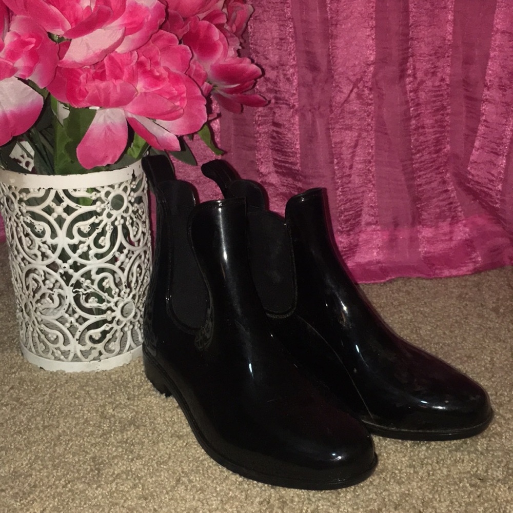 Black ankle rain boots